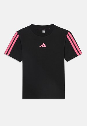 T-shirt sportif noir à manches courtes avec des bandes roses sur les manches et un petit logo triangulaire rose sur la poitrine.
