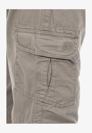 Pantaloni cargo color khaki, realizzati in cotone, con una tasca laterale, dettagli cuciti e un'etichetta intrecciata sulla tasca. Texture liscia.