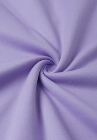 Jasnofioletowa tkanina, gładka w dotyku, z okrągłym wzorem stworzonym przez skręcanie, elastyczny materiał, prezentujący równomierny kolor i subtelny połysk.