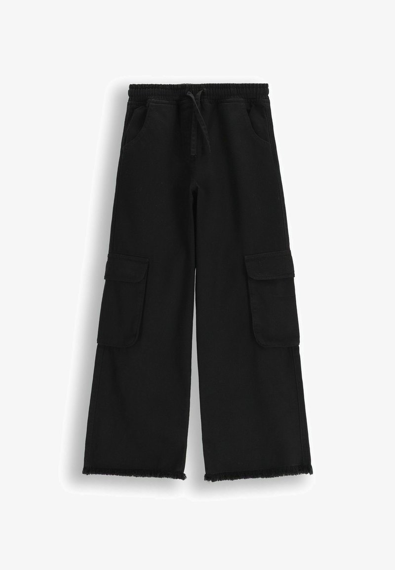 Czarne spodnie cargo wykonane z miękkiego materiału, z elastycznym pasem, sznurkiem do regulacji oraz dwoma bocznymi kieszeniami z klapką.