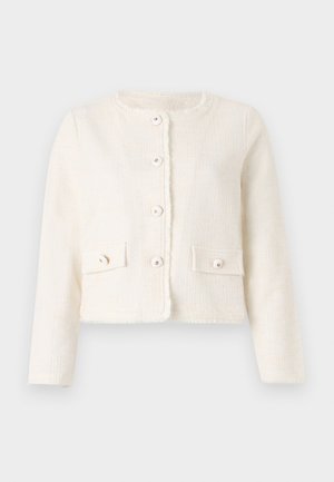 Veste blanche coupée en tissu texturé, avec un col rond, une fermeture à boutons à l'avant et deux poches plaquées avec des boutons.