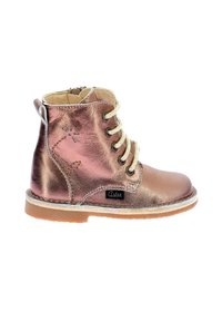 Botas de tobillo metálicas en oro rosa con cordones frontales, puntera redonda y suela de goma. Cuenta con un logotipo en el lateral y forro de tela.