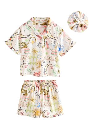 Kortærmet skjorte med knapper, shorts og matchende scrunchie med farverigt himmelsk og abstrakt mønster på lys baggrund.