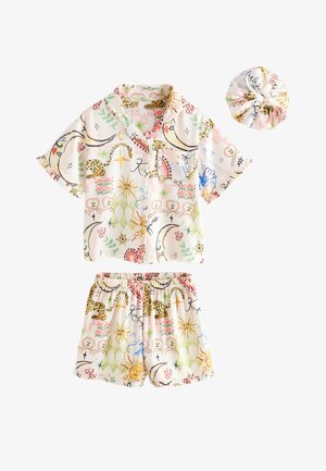 Kortærmet skjorte med knapper, shorts og matchende scrunchie med farverigt himmelsk og abstrakt mønster på lys baggrund.