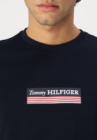 Tommy Hilfiger BOX TEE - Print T-shirt - desert sky