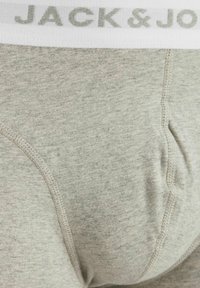 Graue Baumwollunterwäsche mit einem weißen elastischen Bund, auf dem "JACK & JONES" in hellgrauem Text steht. Glatte Textur, figurbetontes Design.