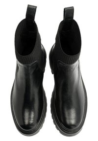 Czarne skórzane botki za kostkę z żeberkowym materiałem na górze, elastycznymi bocznymi panelami i grubą gumową podeszwą. Gładkie wykończenie z minimalnymi detalami.