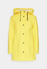 Imperméable jaune avec capuche, boutons noirs, poches avant et cordon de serrage. Texture lisse avec un design simple et fonctionnel.