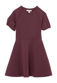 Bordeauxrød kjole med korte ærmer, rund halsudskæring og en vid nederdel. Lavet af et blødt materiale med subtile syningsdetaljer.