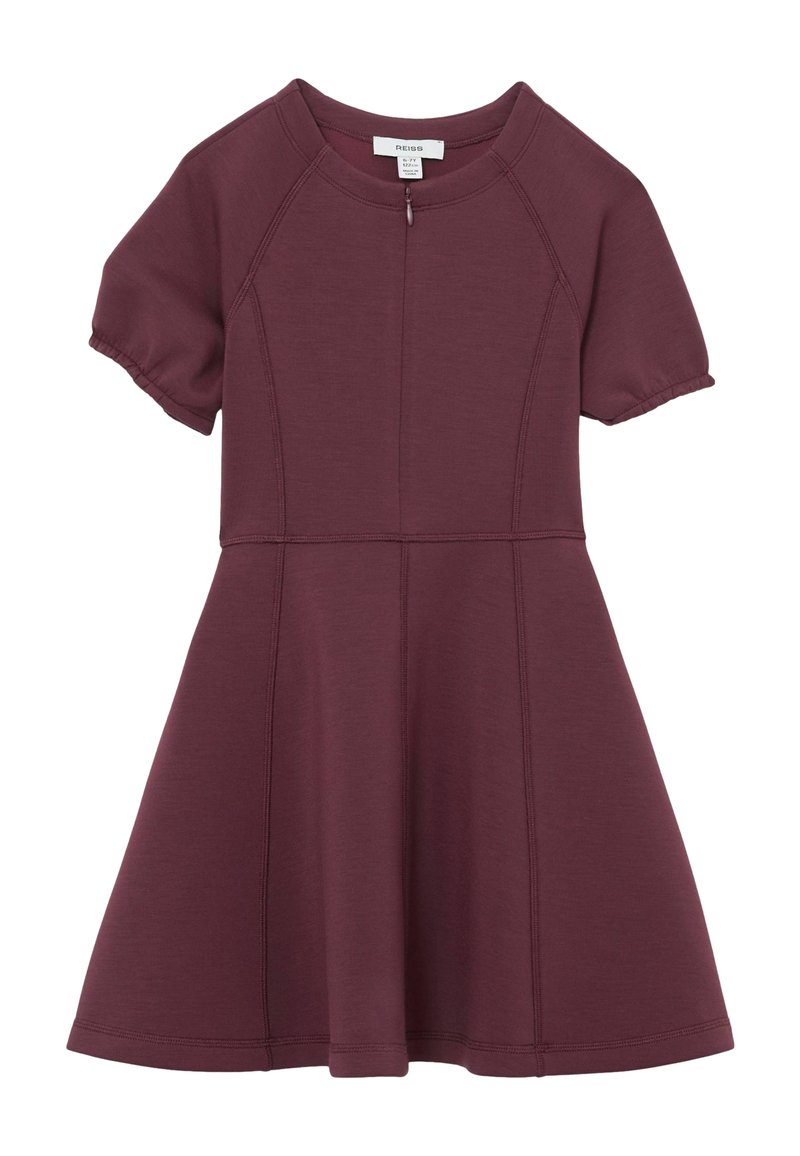 Bordeauxrød kjole med korte ærmer, rund halsudskæring og en vid nederdel. Lavet af et blødt materiale med subtile syningsdetaljer.