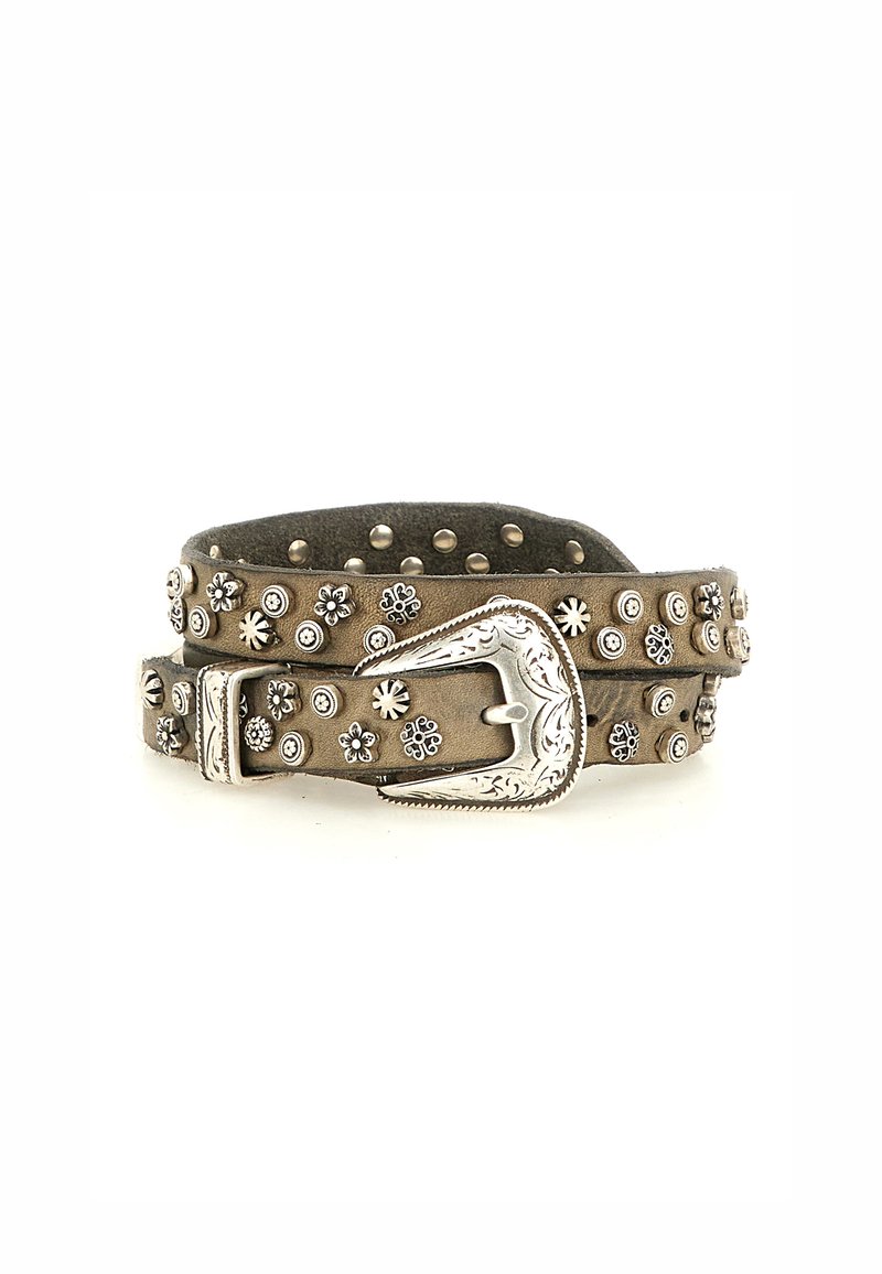 Cintura in pelle marrone con accenti floreali in tonalità argento e borchie, dotata di una fibbia metallica incisa. Design doppiamente avvolto per una vestibilità regolabile.