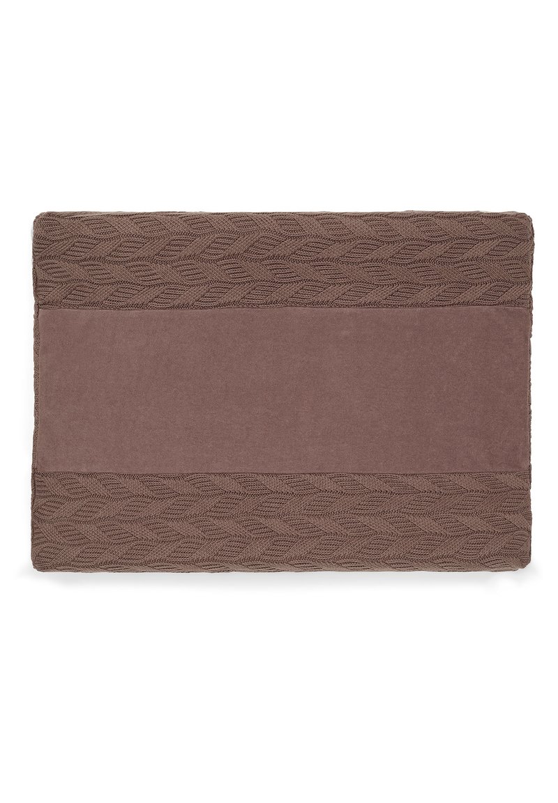 Tapis de bain marron avec une bordure tissée texturée ornée d'un motif de feuilles et un panneau central lisse. Forme rectangulaire avec des bords épais.