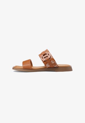 Sandal in pelle marrone con una ampia fascia decorata con un motivo logo e una fibbia decorativa, materiale in pelle liscia e suola piatta in gomma.