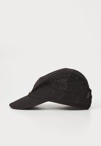 Casquette de course noire en tissu léger et respirant. Dotée d'un bord incurvé et de panneaux en maille pour la ventilation. Marque "FLASHDRY" visible.