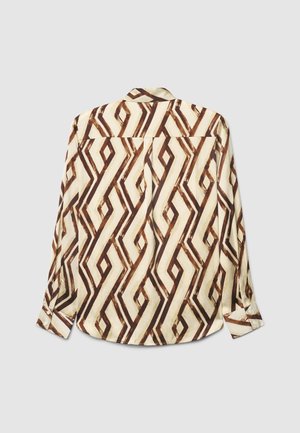 Chemise à manches longues couleur crème avec un motif géométrique marron. Comprend un col, une patte de boutonnage à l'avant et des manches avec poignets. Texture de tissu lisse.