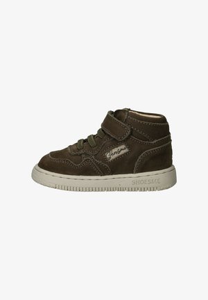 Bottines en suède marron pour tout-petits avec semelle blanche, sangle Velcro, lacets et logo SHOESME sur le côté et la semelle.