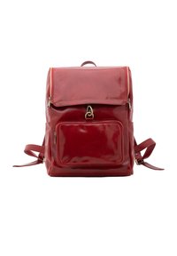 Zaino in finta pelle rossa con finitura lucida, chiusura con zip, tasca esterna e spallacci regolabili. Presenta dettagli in metallo dorato.