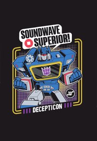Modrý robotický figurka s hrudní částí ve tvaru kazetového přehrávače a fialovým emblémem Decepticon. Text zní "SOUNDWAVE SUPERIOR!" tučným černým písmem.