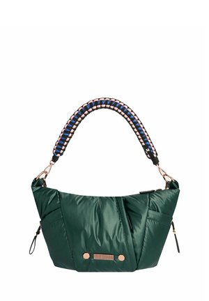 Sac à main matelassé vert foncé avec une couture géométrique, une quincaillerie en or rose et une bandoulière tissée multicolore avec des accents bleus et roses.