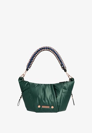 Sac à main matelassé vert foncé avec une couture géométrique, une quincaillerie en or rose et une bandoulière tissée multicolore avec des accents bleus et roses.