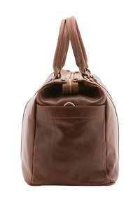 Borsa a mano in pelle marrone con forma rettangolare, doppio manico e chiusura con zip. Presenta cuciture visibili e una piccola tasca esterna.