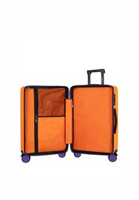 Hartschalenkoffer mit orangefarbenem Außenmaterial, schwarzen Reißverschlüssen und lila Rollen. Innenausstattung mit Netz- und Stofftaschen zur Organisation.