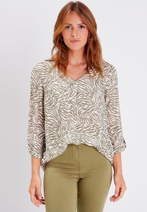 Lichtgewicht, loszittende blouse in licht olijfgroen met een wit zebrapatroon. Heeft een V-halslijn en driekwartmouwen.