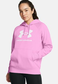 Felpa con cappuccio rosa, caratterizzata da un grande logo bianco di Under Armour; presenta una tasca a marsupio e polsini e orlo a coste. Tessuto morbido e strutturato.