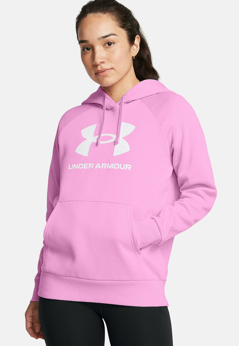 Felpa con cappuccio rosa, caratterizzata da un grande logo bianco di Under Armour; presenta una tasca a marsupio e polsini e orlo a coste. Tessuto morbido e strutturato.
