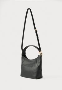 Μαύρη δερμάτινη τσάντα ώμου με υφή, κυρτή κορυφή και μακρύ ρυθμιζόμενο λουρί. Τα χρυσά μεταλλικά στοιχεία προσθέτουν λεπτομέρειες.