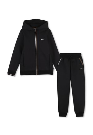 Zwarte tweedelige hoodie- en joggingset met volledige ritssluiting en tunnelkoord in de taille, met klein "BOSS" logo op zowel top als broek.