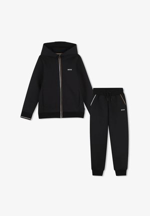 Zwarte tweedelige hoodie- en joggingset met volledige ritssluiting en tunnelkoord in de taille, met klein "BOSS" logo op zowel top als broek.