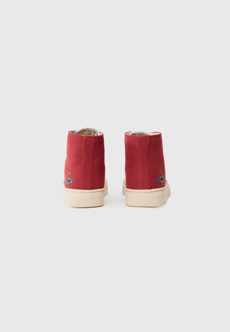 Ein Paar rote High-Top-Canvas-Sneaker mit beigen Sohlen, von hinten auf einem schlichten weißen Hintergrund gezeigt.