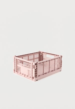 Cassa rettangolare rosa chiaro in plastica con fessure di ventilazione e lati pieghevoli su sfondo bianco uniforme.