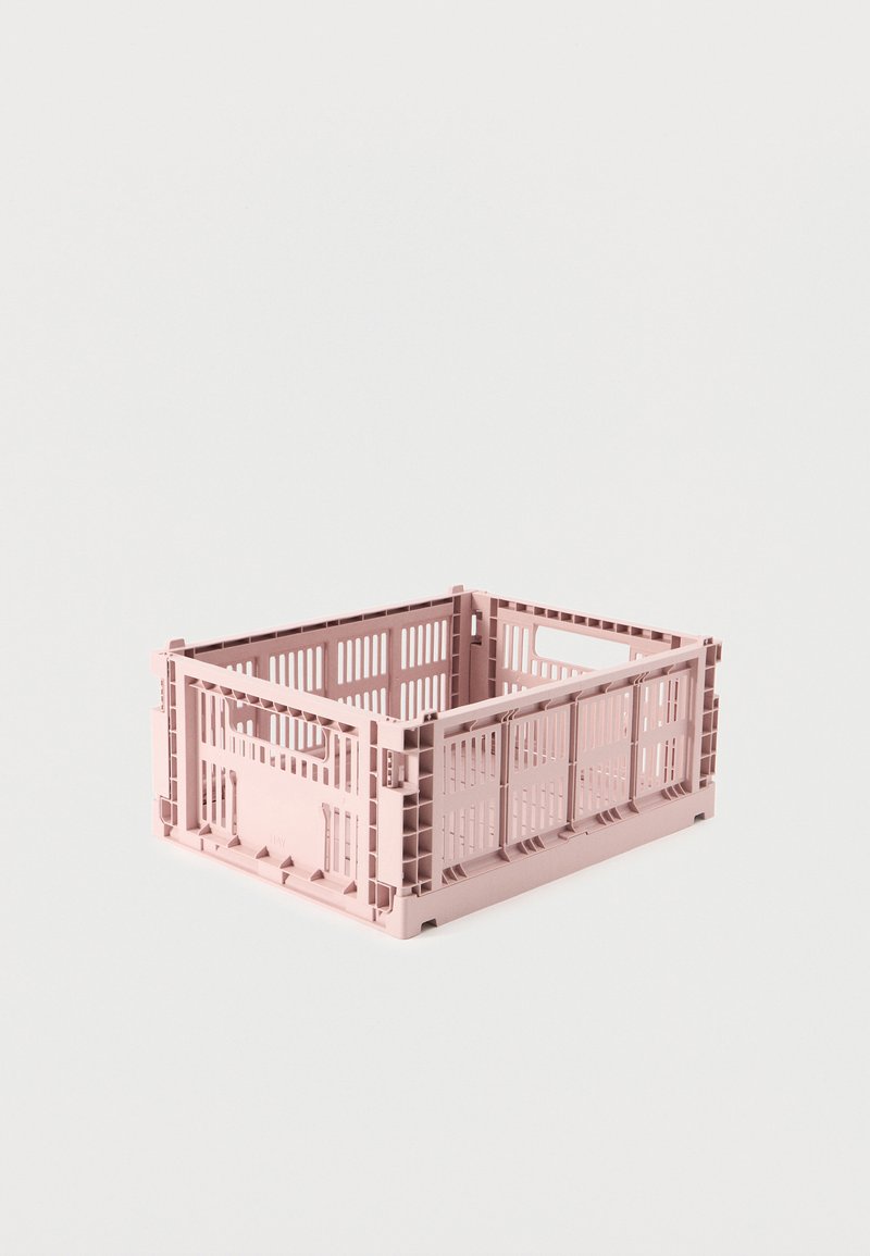 Ορθογώνιο ροζ πλαστικό δοχείο αποθήκευσης με σχισμές αερισμού και πτυσσόμενες πλευρές σε λευκό φόντο.