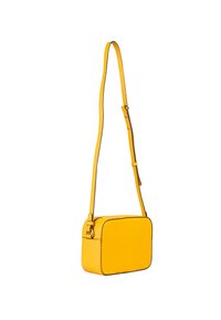 Žlutá kožená crossbody taška obdélníkového tvaru, s nastavitelným popruhem a zipovým uzávěrem. Povrch je hladký s jemnými švy.