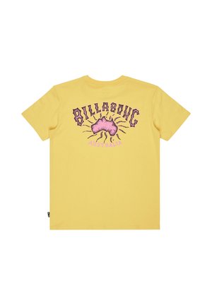 T-shirt di cotone giallo con una grande stampa grafica rosa e nera dell'Australia e la parola "BILLABONG" sul retro.