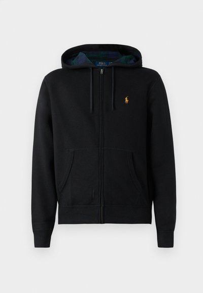 Sweatshirt preto com fecho éclair, feito de algodão, com um bolso frontal tipo canguru, cordões e um pequeno logotipo dourado no peito. Capuz forrado com padrão xadrez.