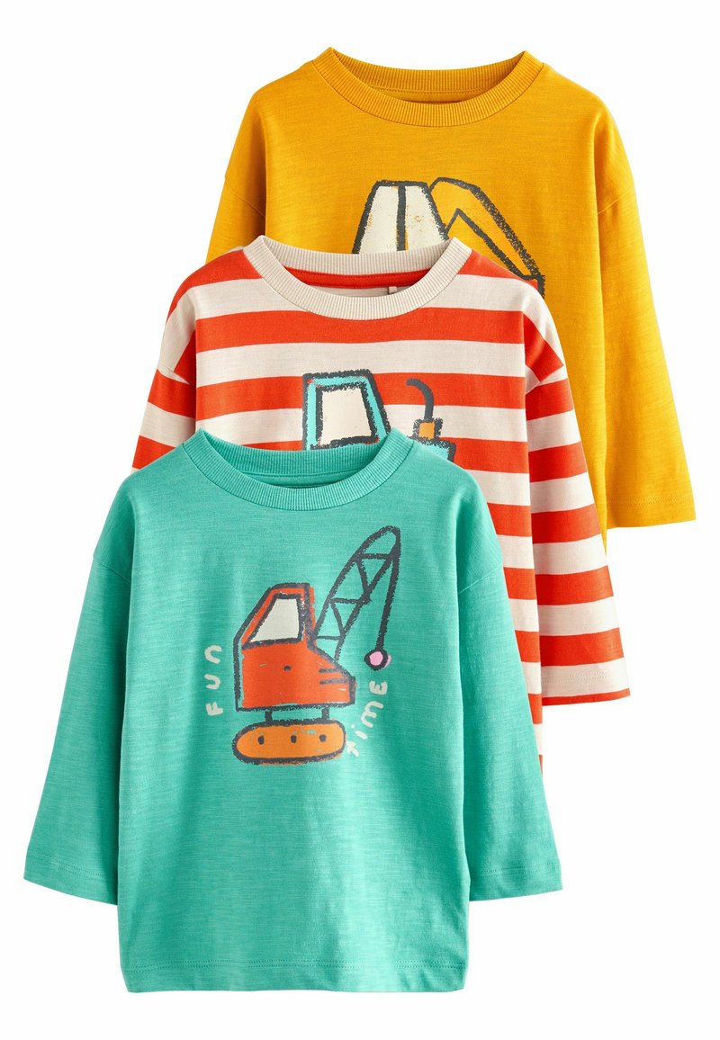 Tre børnet-shirts: en gul med et kranegrafik, en rød stribet med en solid hvid bund, og en teal med et tegneseriekranedesign.