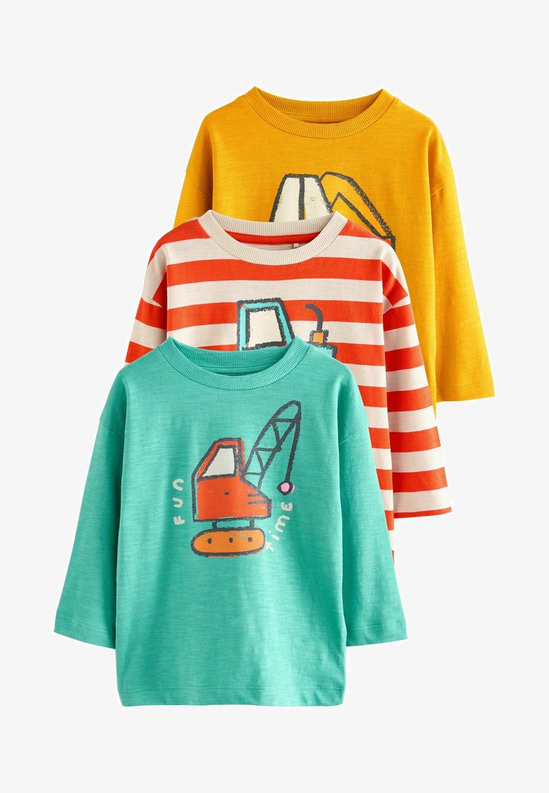 Tre børnet-shirts: en gul med et kranegrafik, en rød stribet med en solid hvid bund, og en teal med et tegneseriekranedesign.