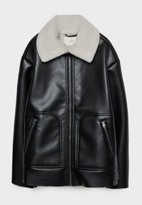 Chaqueta de cuero negra con un cuello de borreguito gris, cierre frontal y dos bolsillos laterales con cremallera. Presenta una textura suave y un diseño estructurado.