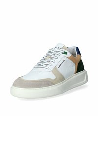 Zapatillas de cuero blancas con acentos en gamuza marrón y verde oscuro, que presentan una suela texturizada, punta redonda y cordones grises. Logo minimalista visible.