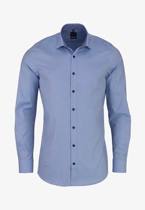 Chemise à manches longues bleu clair en tissu lisse, dotée d'un boutonnière à l'avant avec des boutons foncés et d'un col classique.