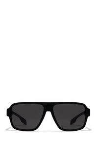 Mustad päikeseprillid ristkülikukujulise raamiga ja tumedate läätsedega. Raami ülemisel serval on mati viimistluse ja peened detailid.