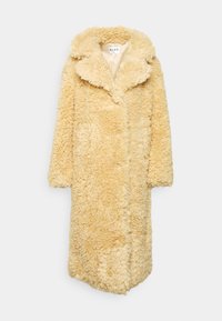 Krämfärgad faux fur-kappa med en mjuk, strukturerad yta, överdimensionerad krage och medellång design. Stängs med frambutiker.
