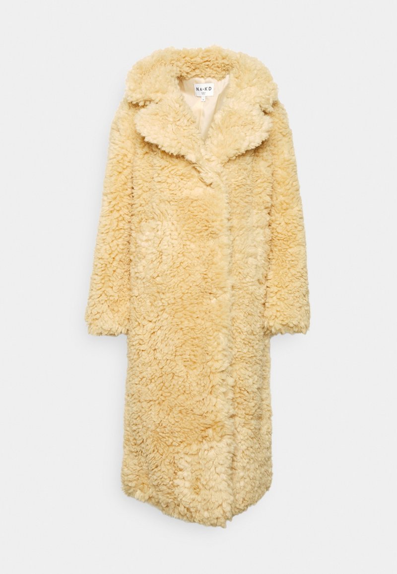 Krämfärgad faux fur-kappa med en mjuk, strukturerad yta, överdimensionerad krage och medellång design. Stängs med frambutiker.