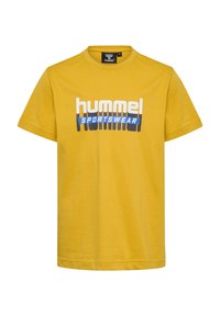 Gul bomulds T-shirt med korte ærmer og rund halsudskæring. Har hvid og blå "Hummel Sportswear" logo trykt på forsiden.