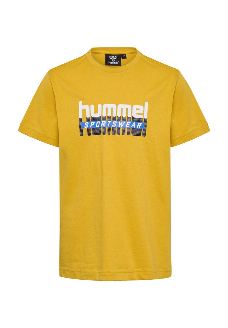 Gul bomulds T-shirt med korte ærmer og rund halsudskæring. Har hvid og blå "Hummel Sportswear" logo trykt på forsiden.
