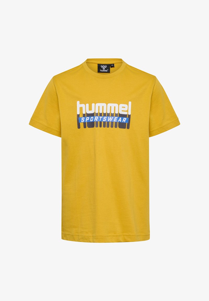 Gul bomulds T-shirt med korte ærmer og rund halsudskæring. Har hvid og blå "Hummel Sportswear" logo trykt på forsiden.