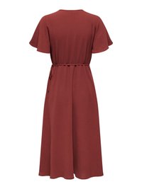 Middellange jurk in roestkleur met korte, wijd uitlopende mouwen en een dunne tailleband, gezien van achteren tegen een witte achtergrond.